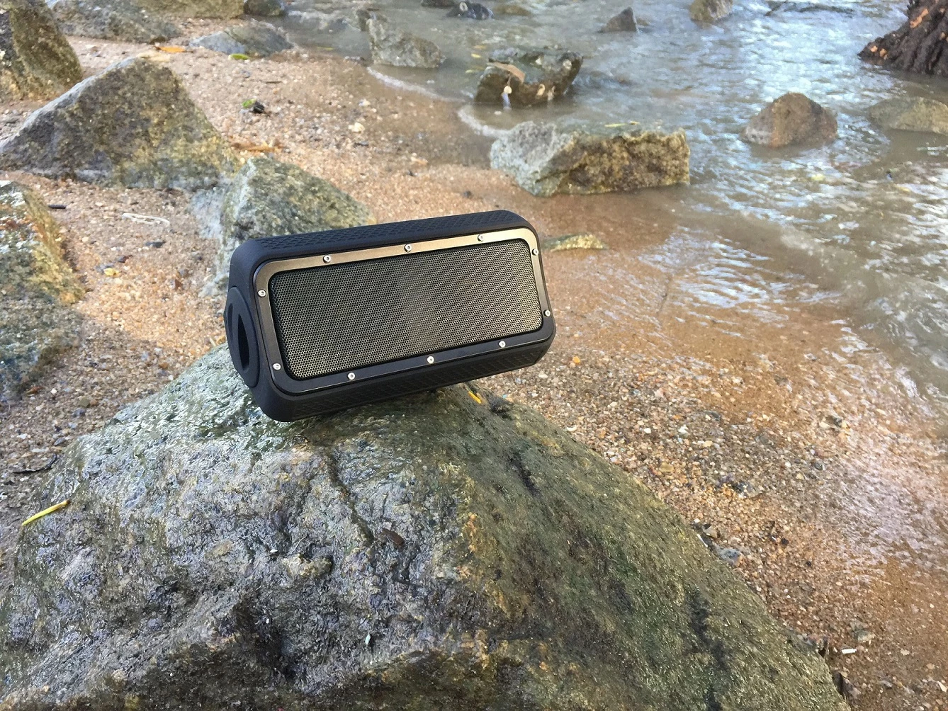 White Label CrystalSound Waterproof Bluetooth Speaker And Power Bank 12 White Label CrystalSound Waterproof Bluetooth Speaker And Power Bank - Image 12